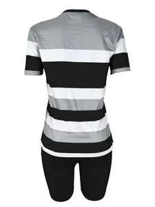 Vista trasera del conjunto deportivo de camiseta a rayas para mujer y mallas cortas.