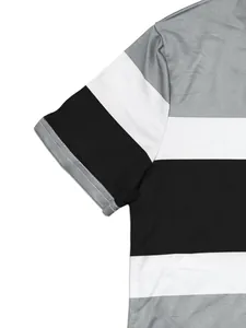 Detalle de cerca de una parte superior de manga corta a rayas con bandas grises, blancas y negras.