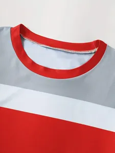Vue rapprochée détaillée du col rond rouge et du motif à rayures pour ensemble femme tendance