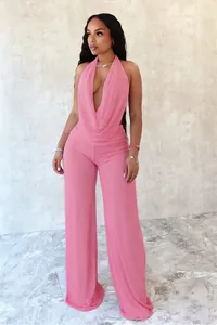 Vue d'ensemble d'un ensemble sexy rose en résille avec col licou et décolleté drapé
