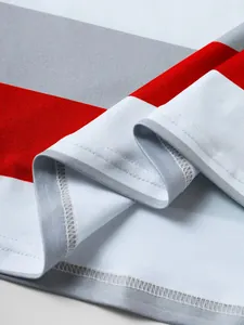 Gros plan détaillé sur les coutures de qualité et le tissu rayé de l'ourlet du vêtement.