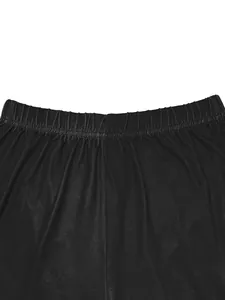 Primer plano detallado de la cintura elástica de unos pantalones cortos negros de mujer