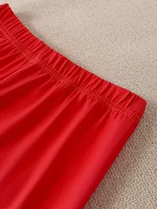 Vue rapprochée détaillée de la ceinture élastique sur un pantalon rouge élégant