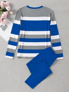 Ensemble de détente à rayures bleues et grises avec un pantalon bleu à taille élastique