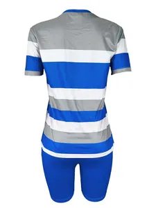 Vista trasera detallada del conjunto de camiseta a rayas y mallas cortas azules de mujer.