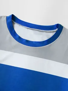 Détail en gros plan d'un col rond rayé avec des blocs de couleurs bleu, gris et blanc