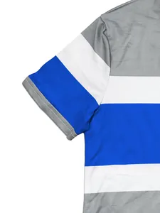 Detalle de cerca de la textura de la camiseta de manga corta a rayas azules y grises.