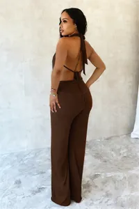 Vue arrière d'un ensemble licou marron sexy avec un pantalon large taille haute