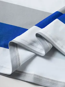 Gros plan du tissu rayé montrant une couture professionnelle et une finition de haute qualité