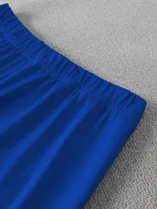 Détail de la taille élastique bleu roi sur un ensemble pantalon pour femme