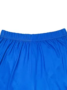 Primer plano de la cintura elástica de estos pantalones cortos de punto azul real casual
