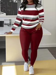 Détail d'un ensemble pour femme avec haut rayé à manches longues et pantalon bordeaux.