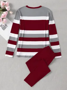 Détail montrant l'ensemble de détente à rayures bordeaux et gris avec pantalon long
