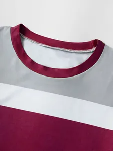 Vue détaillée de l'encolure ronde et des coutures rayées de ce haut pour femmes chic
