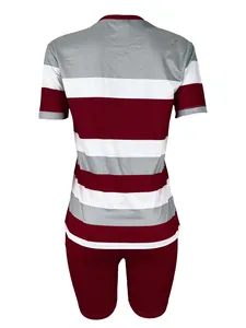 Vista trasera de un conjunto de camiseta a rayas para mujer y pantalón corto granate