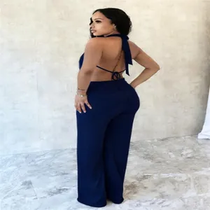Vue arrière de l'ensemble sexy bleu marine avec haut dos nu et pantalon large fluide