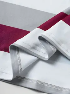Gros plan sur un tissu rayé avec des coutures de haute qualité pour ensemble femme.