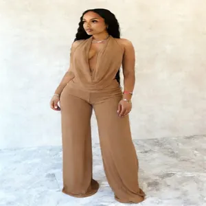 Vue détaillée de l'ensemble deux pièces sexy en maille beige avec col licou pour femme