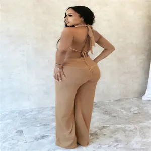 Vue arrière d'un mannequin portant un ensemble deux pièces en maille camel sexy dos nu