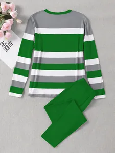 Ensemble deux pièces rayé tendance avec haut à manches longues vert et pantalon assorti