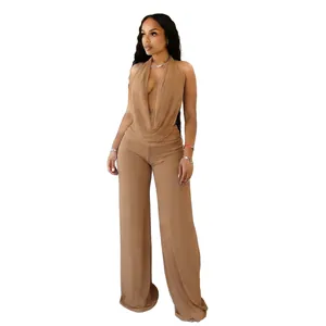 Vue détaillée d'un ensemble deux pièces sexy en mesh marron avec haut licou et pantalon.