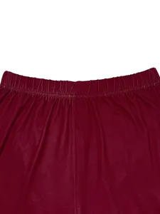 Detalle de primer plano de la cintura elástica cómoda en shorts burdeos para mujer