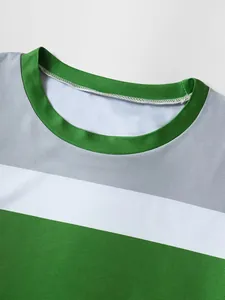 Détail de haut à col rond pour femme avec motif à rayures colorées vertes et grises