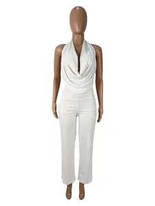 Ensemble deux pièces blanc à col bénitier avec pantalon droit assorti sur mannequin