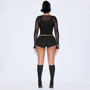 Rückansicht eines schwarzen 4-teiligen Netz-Sets mit Tanktop, Oberteil und kurzen Hosen.