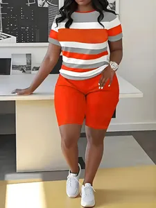 Conjunto casual de dos piezas con camiseta de rayas y mallas ciclistas naranjas