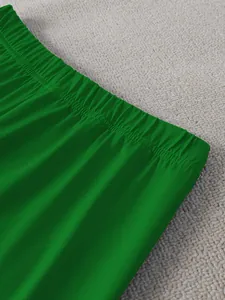 Détail en gros plan de la taille élastique de ce pantalon de détente vert pour femmes chic