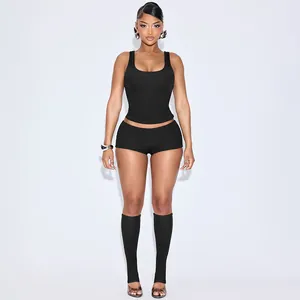 Vorderansicht eines sexy schwarzen 4-teiligen Sets mit Tanktop und Beinstulpen