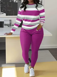 Élégant ensemble deux pièces pour femme avec haut à rayures violettes et pantalon uni