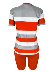 Vista posterior del conjunto de camiseta a rayas naranjas y pantalones cortos de mujer