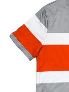 Primer plano detallado de las costuras y el patrón de rayas gris blanco naranja en camiseta.