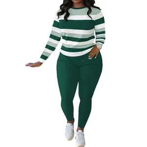 Ensemble deux pièces pour femme avec haut à rayures vertes et pantalon assorti.
