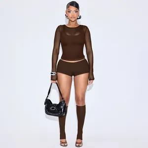 Detailansicht des sexy 4-teiligen braunen Mesh-Sets für Damen mit Oberteil und Shorts
