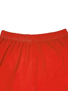 Primer plano de la cintura elástica en pantalones cortos rojos con textura de calidad.