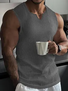 Detailansicht der grauen Ripptextur und V-Ausschnitt-Passform am Herren-Tanktop