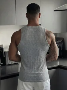 Rückansicht eines grauen, gerippten Sport-Tanks für Herren in eng anliegender Passform