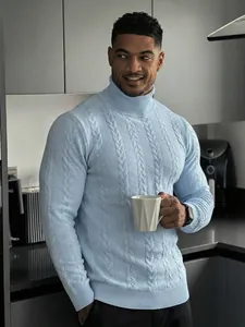 Dettaglio della trama del maglione a dolcevita azzurro indossato da un modello maschile