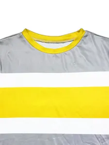 Détail de l'encolure ronde et des rayures jaunes, blanches et grises d'un ensemble pour femmes.