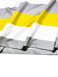 Gros plan détaillé du tissu rayé gris jaune blanc avec des coutures précises