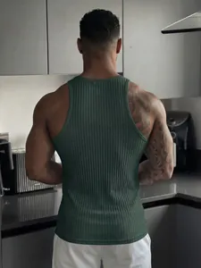 Rückenansicht eines dunkelgrünen, gerippten Fitness-Tanktops für Herren mit Muskelpassform
