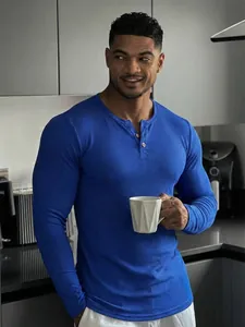 Vue détaillée d'un t-shirt henley à manches longues bleu ajusté avec texture côtelée