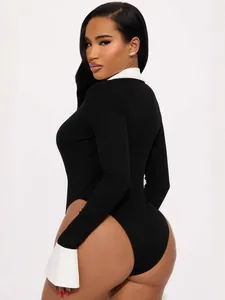 Elegante body negro de manga larga para mujer con cuello y puños de camisa en blanco