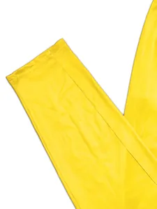 Gros plan détaillé sur le tissu de legging jaune vif et les coutures de l'ourlet