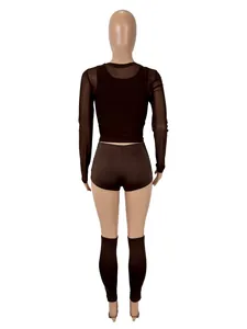 Rückansicht eines sexy 4-teiligen dunkelbraunen Netz-Outfits mit Beinstulpen