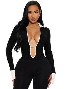 Elegante body negro de manga larga con escote profundo y cuello en contraste blanco