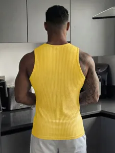 Detailansicht der Rückseite eines gelben Herren-Fitness-Tanktops mit Rippenstruktur